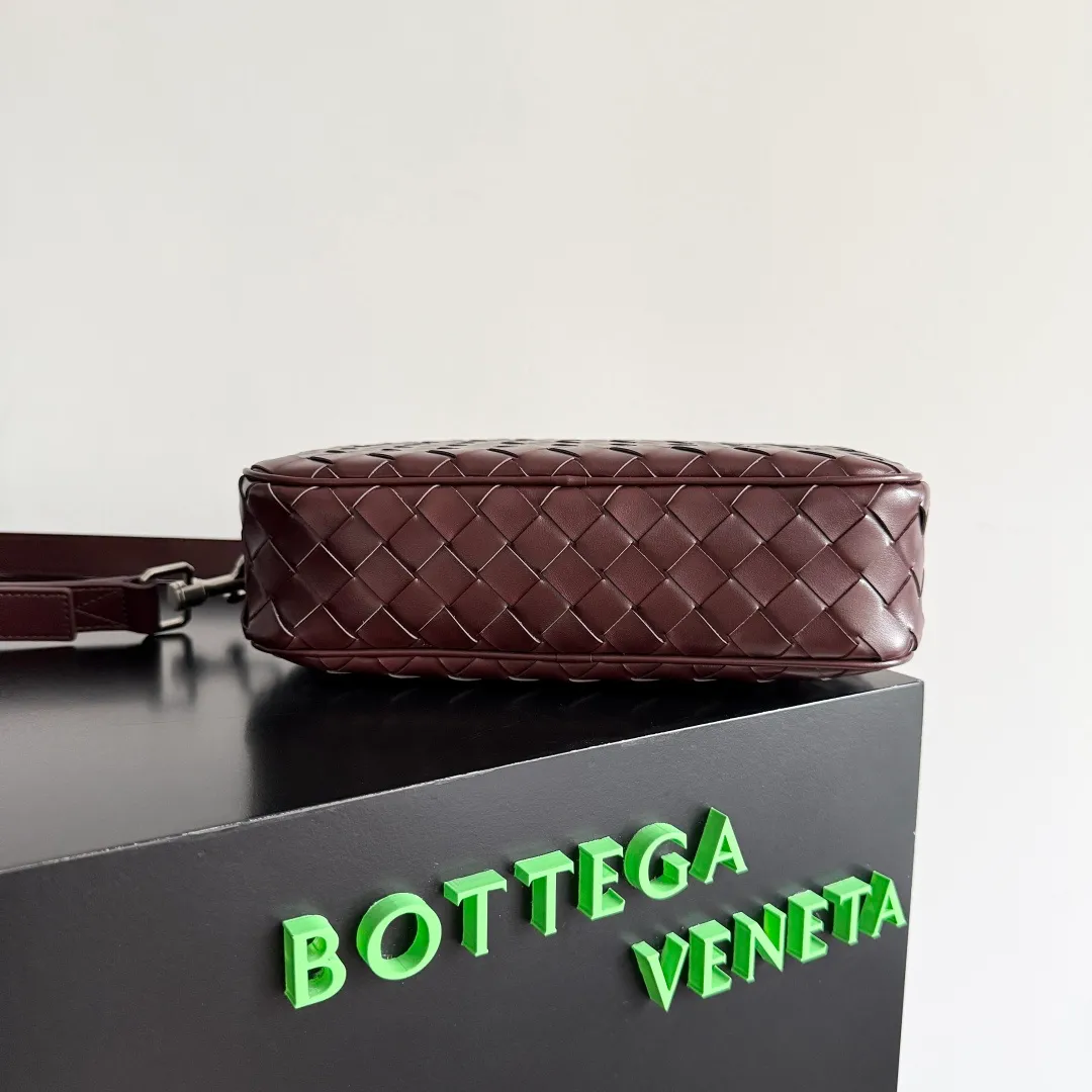 Batch 1820 BOTTEGA VENETA small INTRECCIATO woven camera bag This bv classic camera bag is a further evolution of classic woven technology, combining practicality and fashion, perfectly meeting multi-purpose needs! Classic leather handmade. Lightweight and large capacity. The shoulder strap is removable and adjustable. In addition to being worn cross-body, it can also be placed in the suitcase as a toiletry bag. It is very convenient for daily storage and classification. It also has hanging accessories to show your personality. No matter how complicated the world is, as long as you have a bag with you, everything will become better. Style number: 755923 Size: 24.5*15*6cm